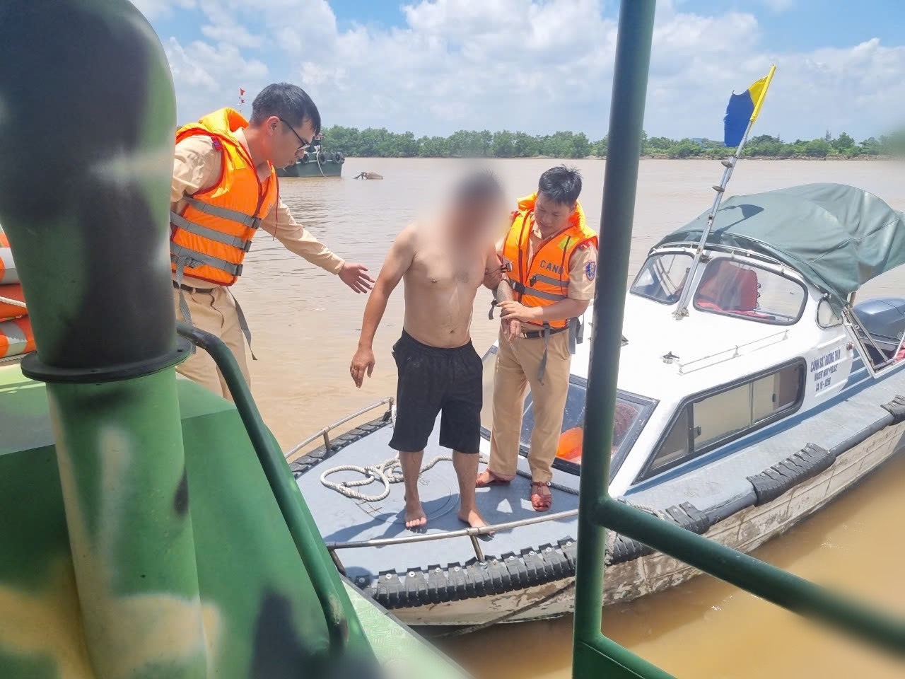 Kịp thời cứu thuyền viên ngã xuống sông Cấm - Máy Chai